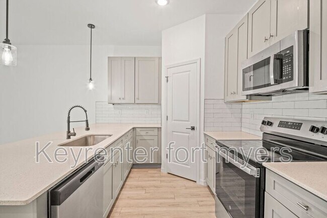 Building Photo - 625 SE 13th Pl