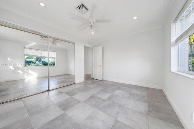 Building Photo - 2632 SE 10th Ct