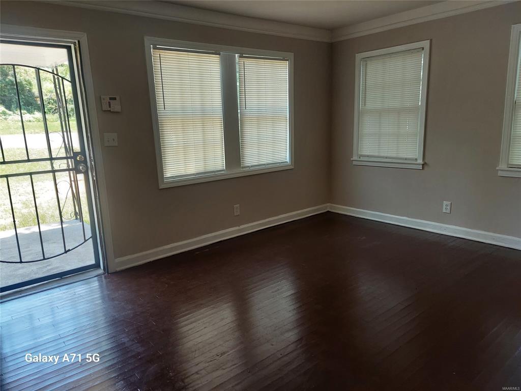 Living room - 2505 Bay St