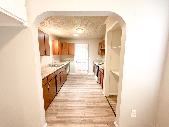 Building Photo - 3 Bed / 1 Bath - LARGE Workshop!