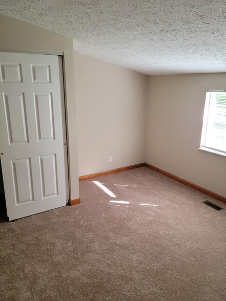 Building Photo - 703 Village Dr