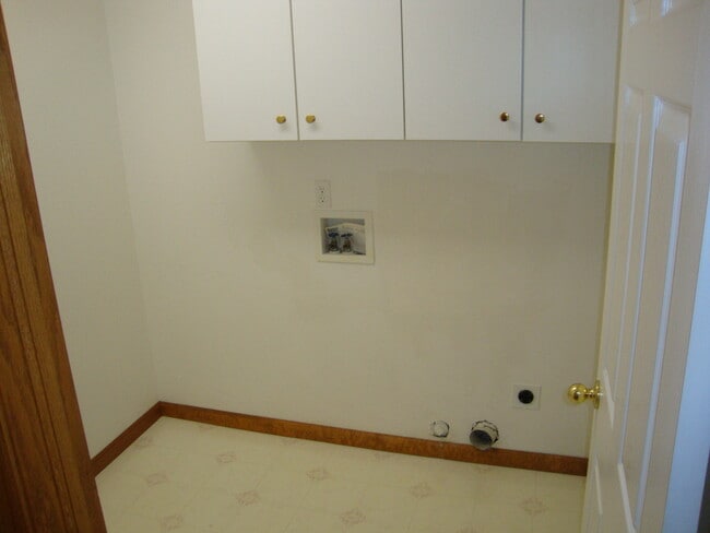 Building Photo - Great 4 bed Duplex