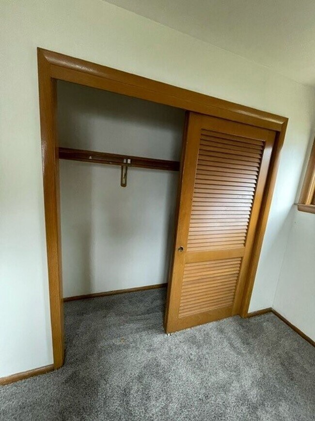 Building Photo - Charming & Bright 2-Bedroom Apartment in Milwaukee's Fairview Neighborhood!