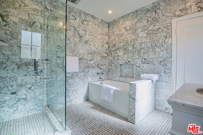 Building Photo - 239 S Orange Dr