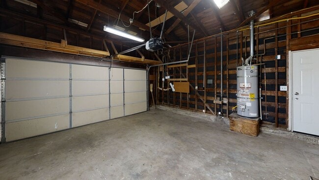Building Photo - Newly Renovated (2022)! Amazing Location! ...