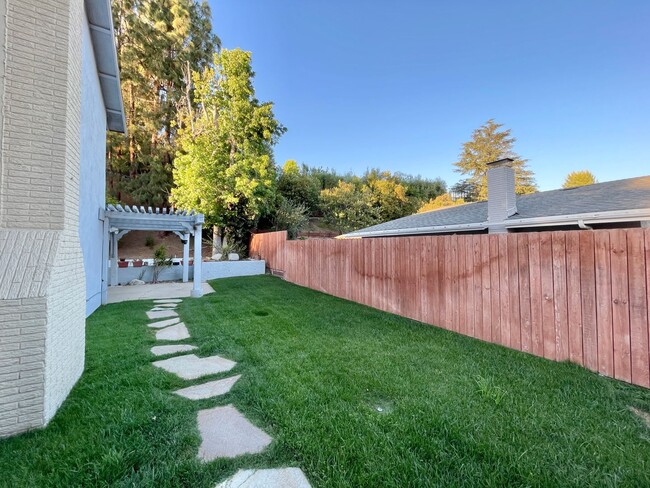 Building Photo - Charming Agoura Hills Home with Ample Outd...