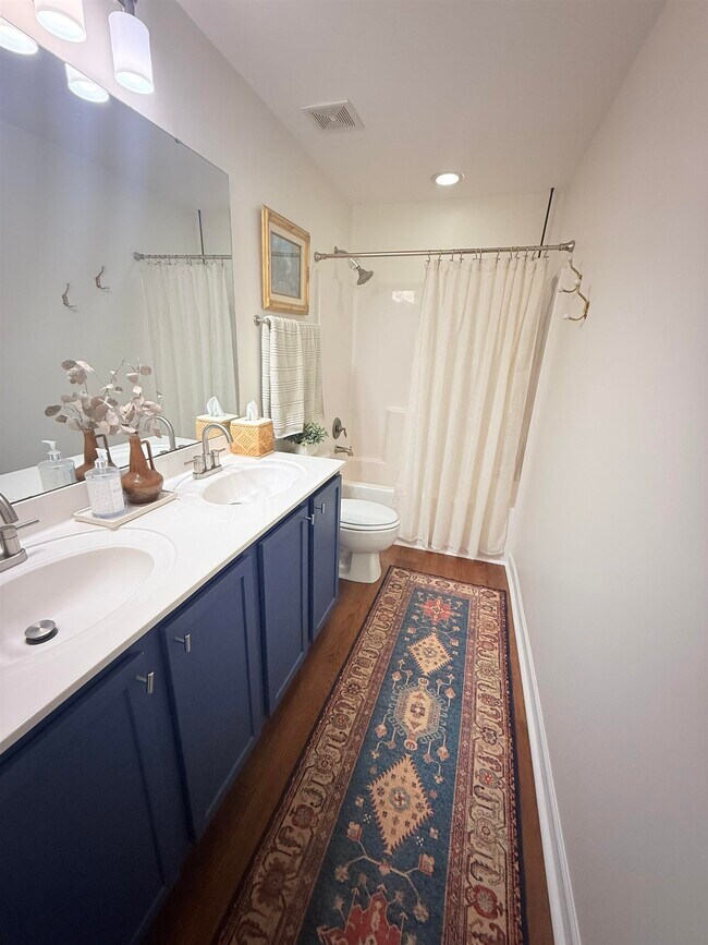 Building Photo - 1124 Fairway Ln