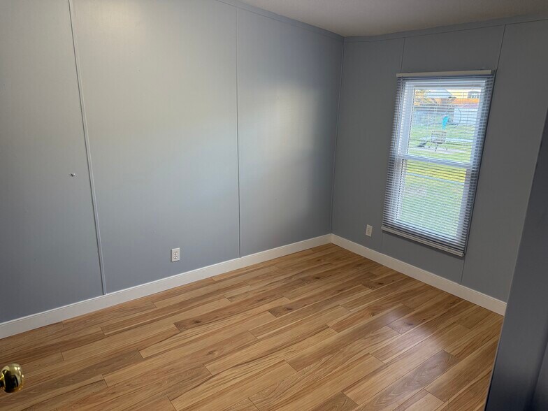 Building Photo - 700 S Clyde St