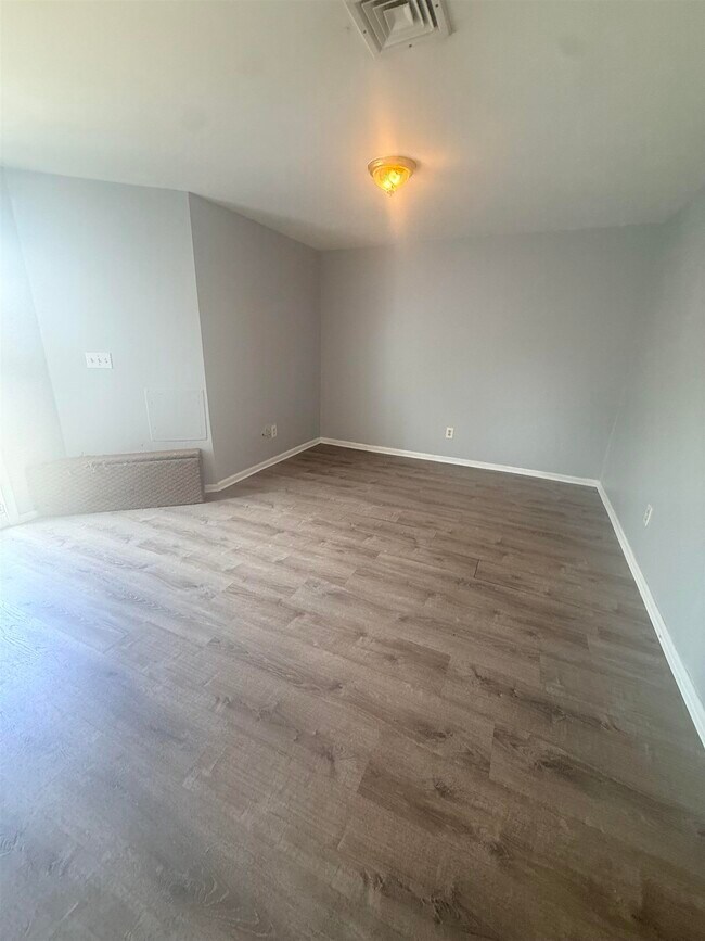 Building Photo - 592 Bramhall Ave