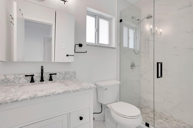 Building Photo - 905 Sunset Rd