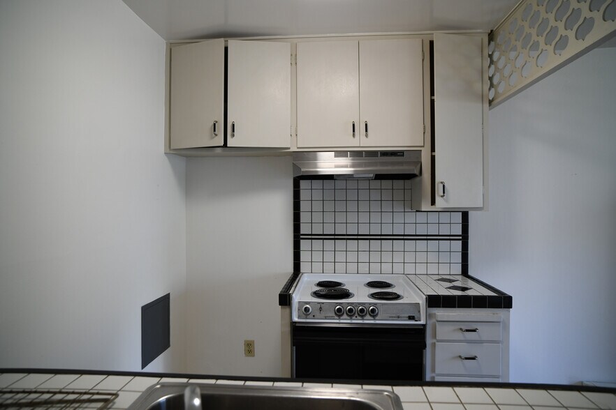 Kitchen - 125 Palm Ave