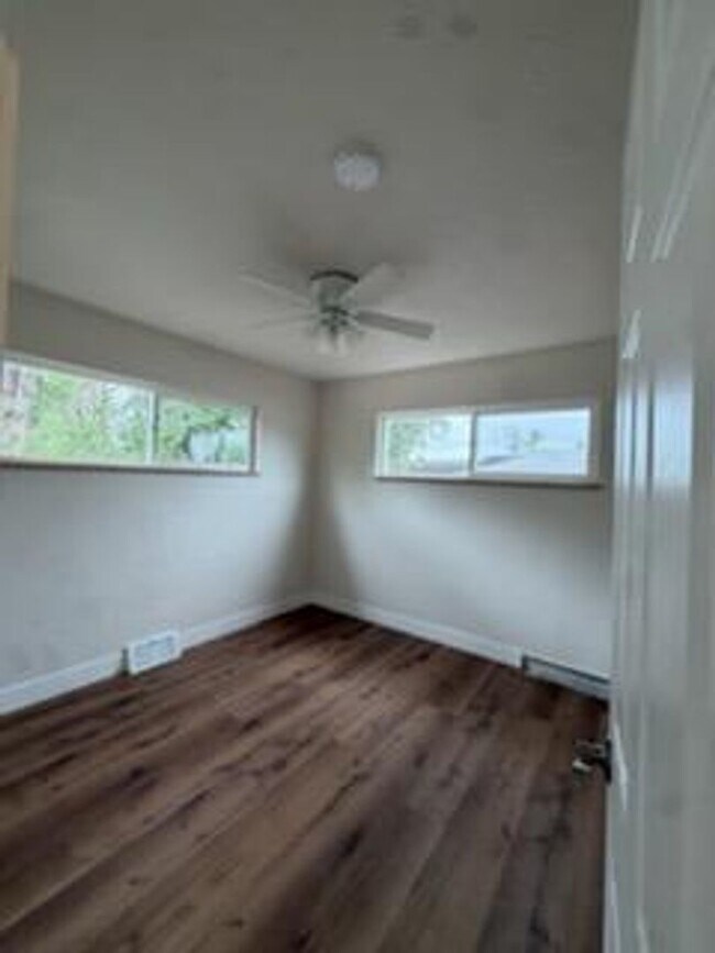Building Photo - Spacious 5 Bedroom Home Near UNC with Large Yard & Off-Street Parking