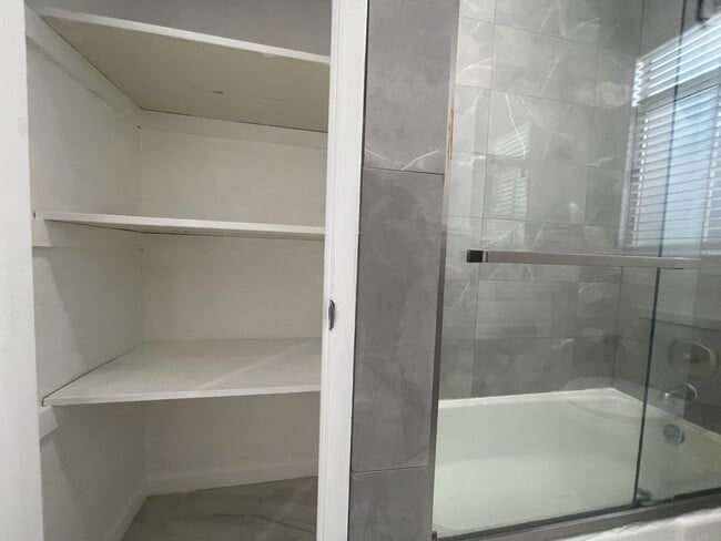 Building Photo - 1062 Washington St