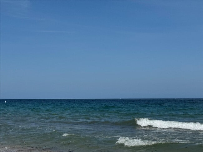 Building Photo - 1010 NE 8th Ave