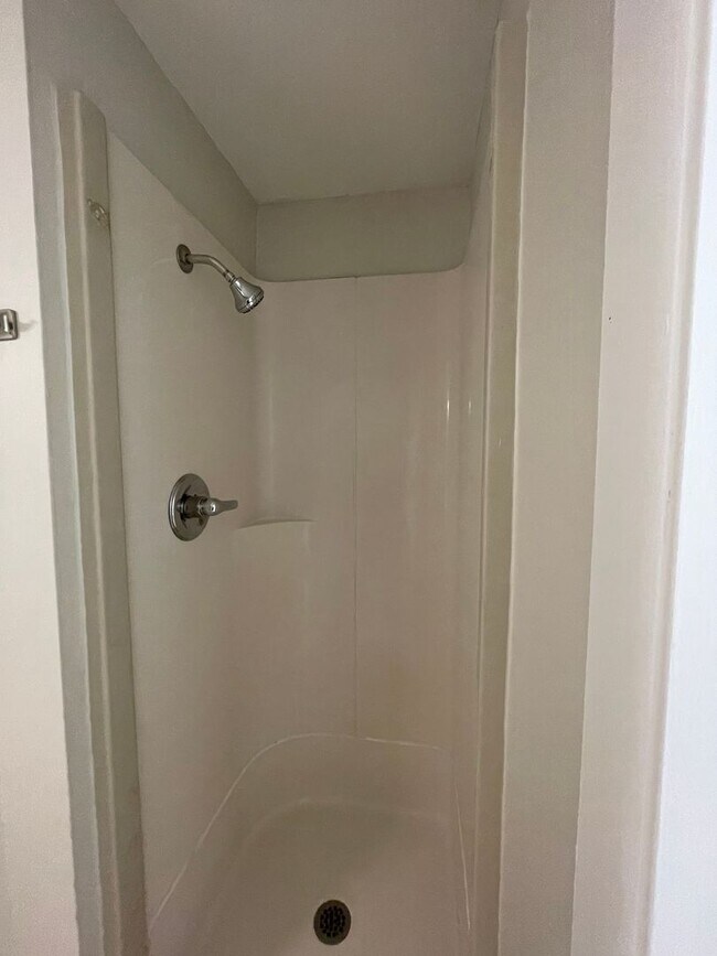 Building Photo - Non conforming 2 bed / 2 bath