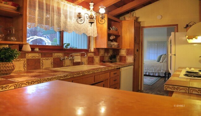 Building Photo - One Level House one mile from town close to hiking trails