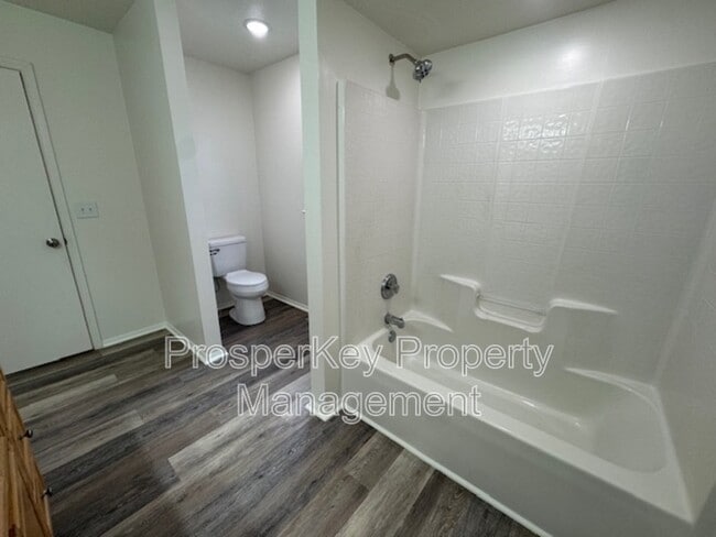 Building Photo - 323 Tennant Ave