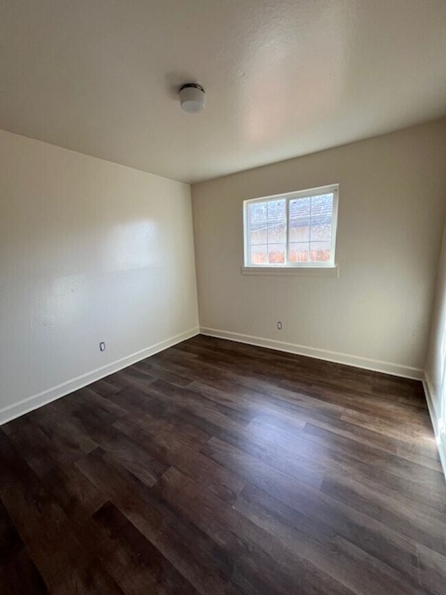 Building Photo - Beautiful 3 Bed and 1.5 Bath Home with 2 Car Garage Rent $2,250.00