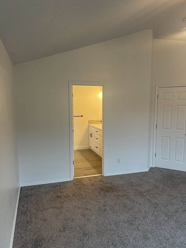 Building Photo - Beautiful West Linn Home in a Quiet, Desirable Neighborhood