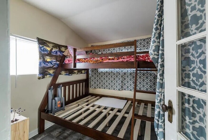 Spare Room for home office/ den/ storage/ etc - 521 Bay St