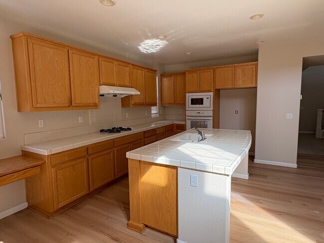 Building Photo - Large beautiful home, new paint. Bedroom a...