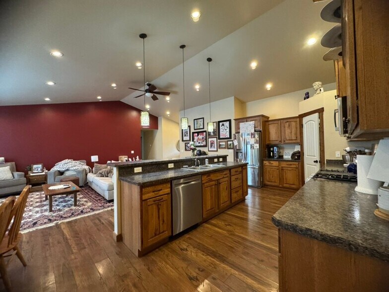 Building Photo - 219 Talon Way