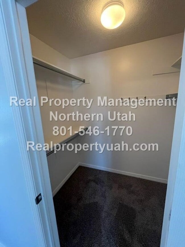 Building Photo - 2 Bedroom 1.5 Bath Townhome Available Now!