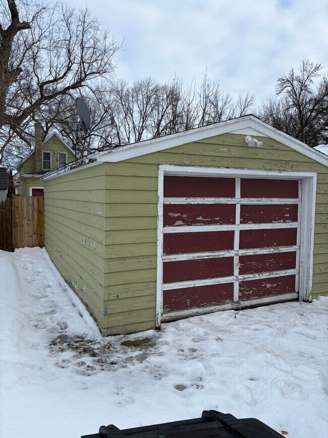 Building Photo - Charming 2-Bedroom, 1.5-Bath with Garage & Fenced Yard