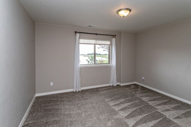 Building Photo - Spacious 4-Bedroom Home in Prestigious For...