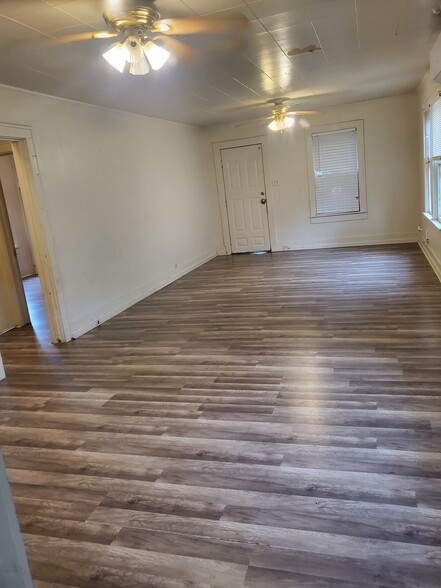 Living room - 222 W Murrill Ave