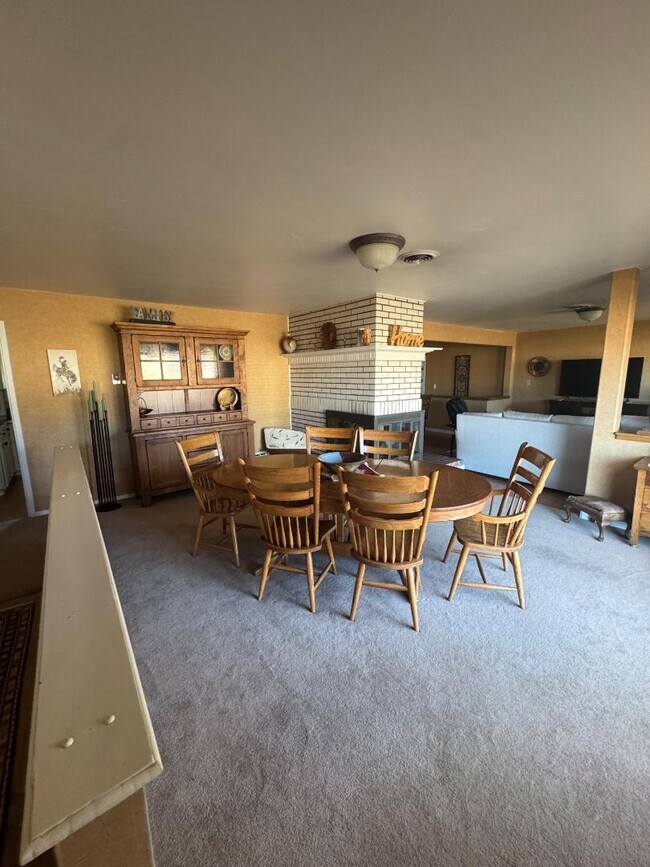 Building Photo - 822 Moose St