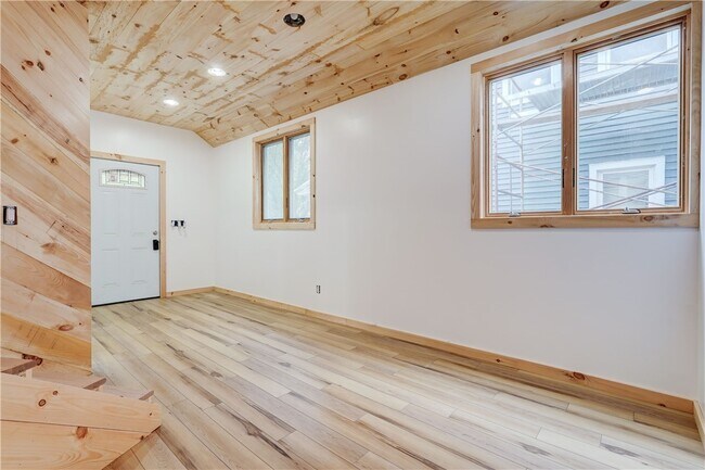 Building Photo - 413 Caroline St