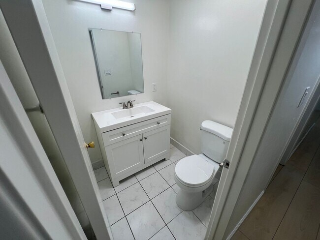 Building Photo - 2110-2112 Town & Country Lane