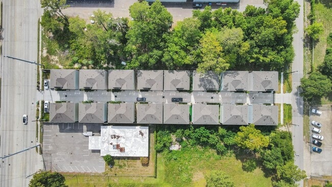 Building Photo - 3360 Pinemont Dr