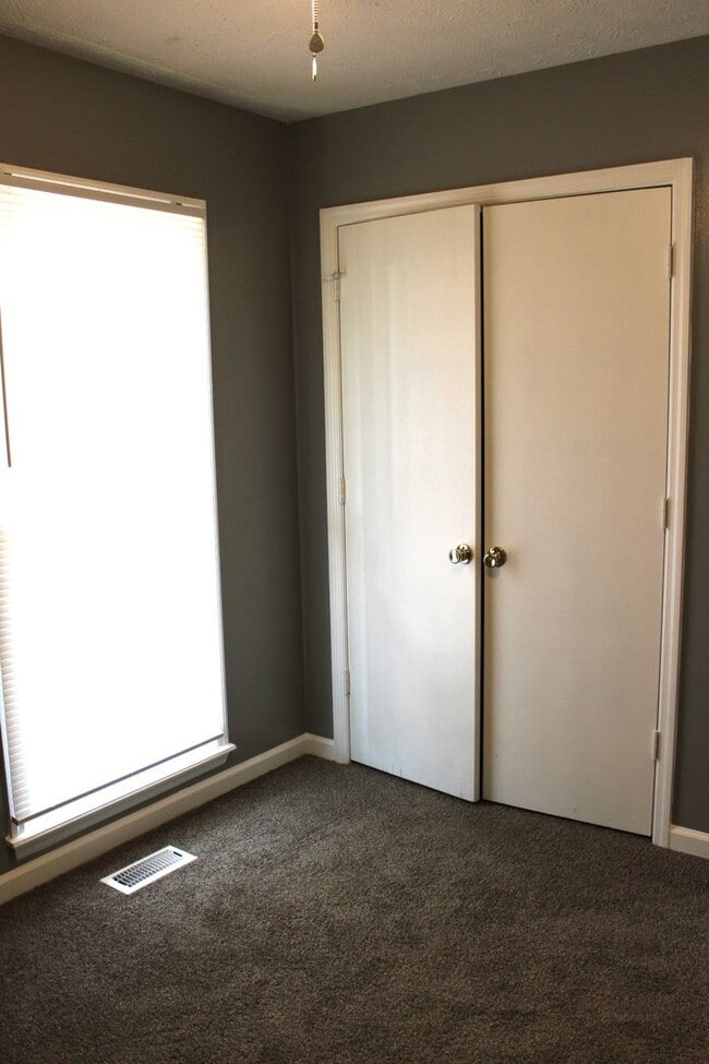 Building Photo - Lake Rim area