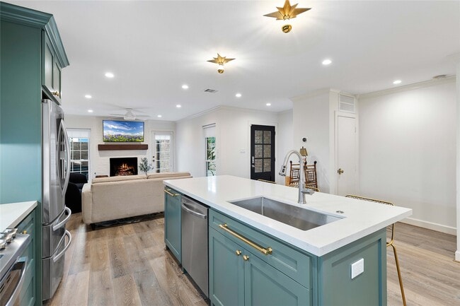 Building Photo - 3139 Bissonnet St