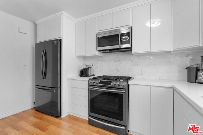 Building Photo - 5255 Coldwater Canyon Ave