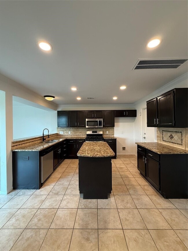 Building Photo - 2406 Lakefield Way