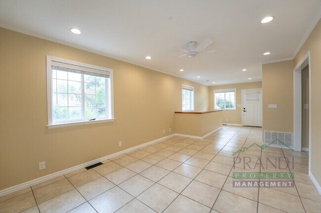 Building Photo - 40 Pleasant Ln