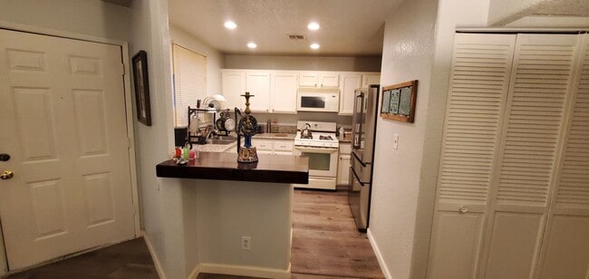 Building Photo - 2 Bedroom Condo