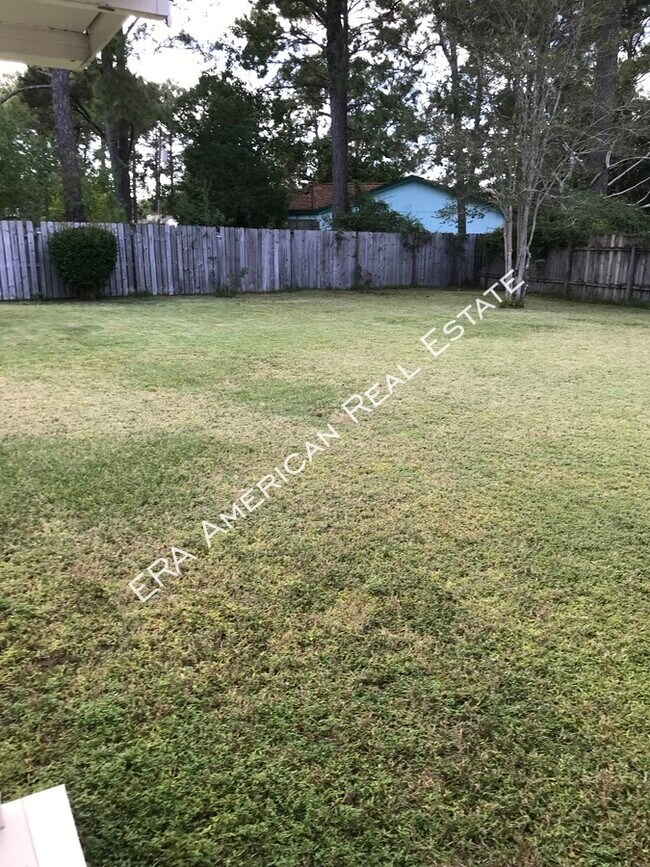 Building Photo - 912 Spruce Ct