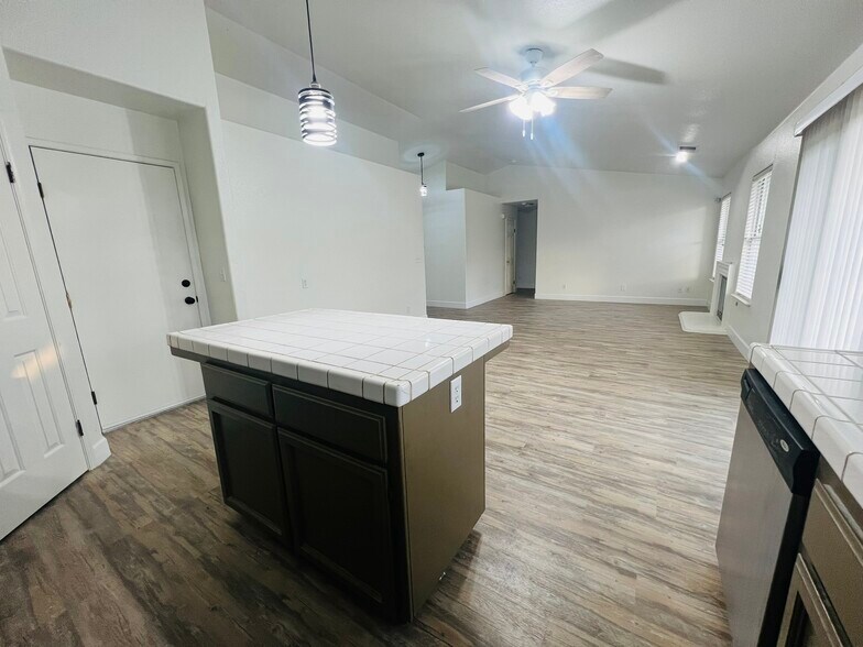 Building Photo - 575 W Cinnamon Ave