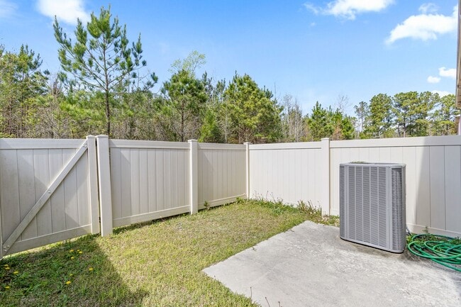 Building Photo - 2BR Townhome Near Camp Lejeune