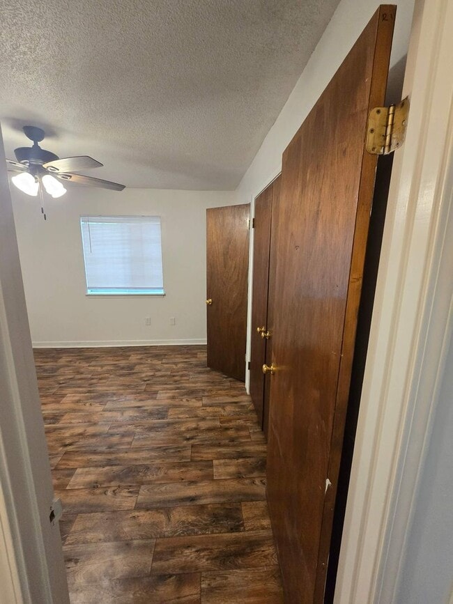Building Photo - 2 bedroom 1 bath condo