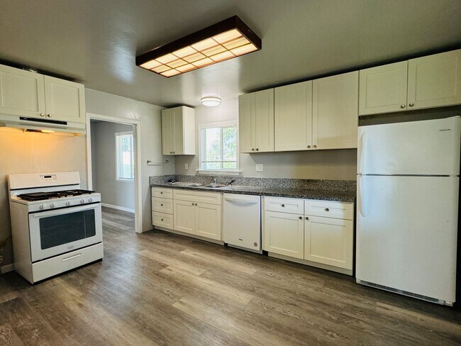 Building Photo - Coming Soon! Cute Two Bed, Two Bath Countr...