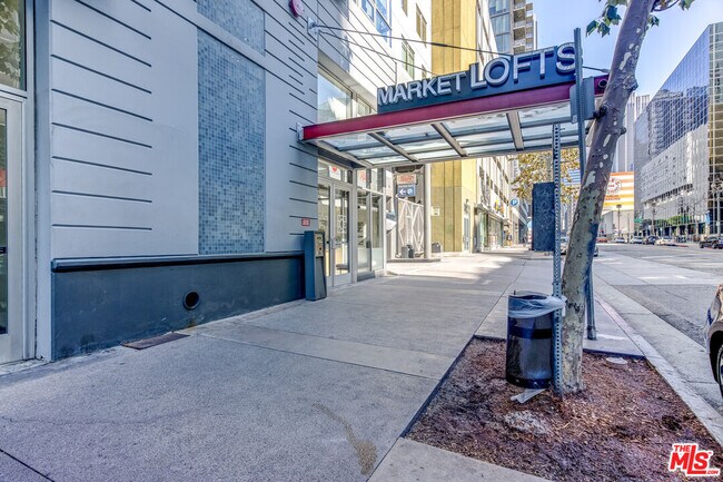 Building Photo - 645 W 9th St