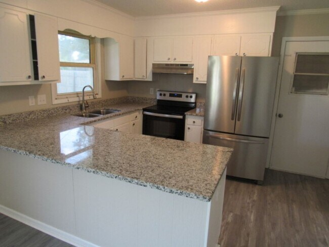 Building Photo - Convenient Northeast location!