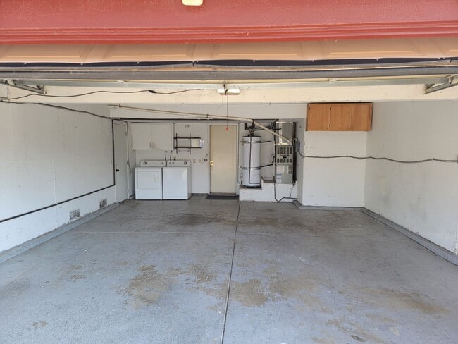 Building Photo - 3 bedroom 2.5 bath home