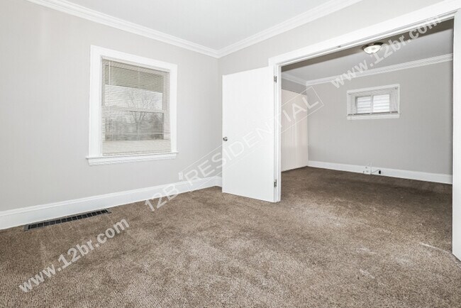 Building Photo - 2-Bedroom Down Unit and Large Kitchen