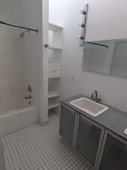 Building Photo - 3258 Gillham Rd